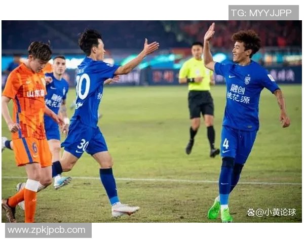 武汉三镇强强对决展现顶级足球魅力 两队激烈较量为球迷带来精彩视觉盛宴